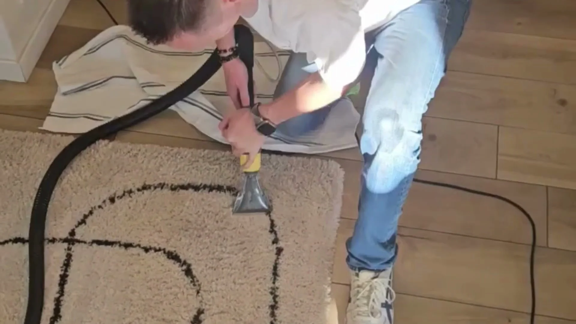 Nettoyage d’un tapis par injection-extraction au domicile du client