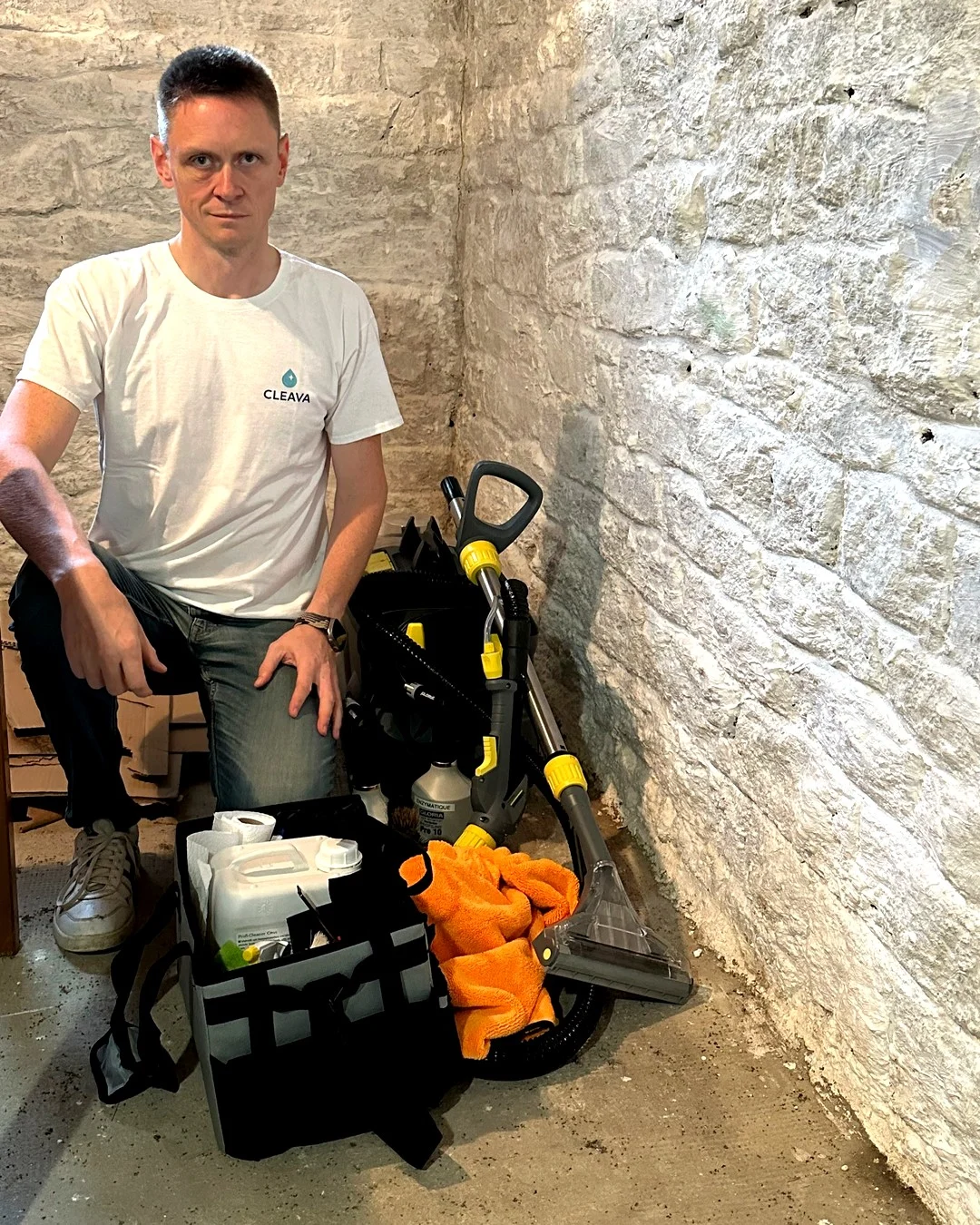 Sébastien Demoy, fondateur de Cleava, avec son injecteur-extracteur professionnel